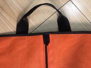 مقبض دعوى الملابس حقيبة السفر الملونة غير المنسوجة المطبوعة مع مقاطع 115 * 60 سم الحجم